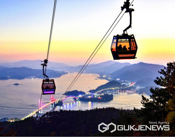 (사진제공=사천시)한재천 이사장과 함께하는 사천바다케이블카가 남해안의 멋진 풍광과 어우러져 잊지 못할 추억을 선사한다