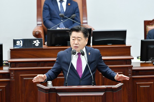 13일 열린 제415회 임시회 제4차 본회의 도정질문에서 오영훈 제주도지사는 내년 제주형 생태계서비스지불제를 본격 도입할 경우 10억원의 국비를 지원받을 수 있다는 전망을 밝혔다.[사진=제주도의회]