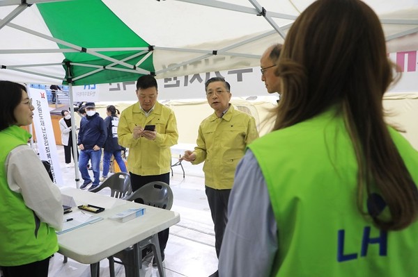 (사진제공=LH) 이한준 LH사장(가운데)이 임시 대피소가 마련된 강릉 아레나에서 산불피해상황과 주거지원 대책을 점검하고 있다.