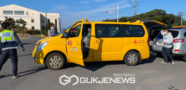 서귀포시가 어린이 통학차량 사고 발생을 예방하기 위해 17일과 18일 양일간 강창학 종합경기장에서 총 44개소의 어린이통학버스 45대를 대상으로 합동점검을 실시한다.[사진=서귀포시청]