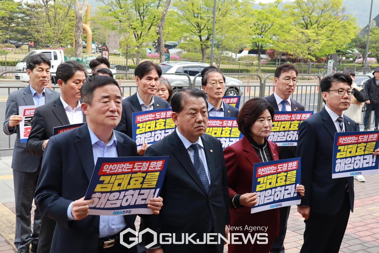 ▲더불어민주당 국방위, 외통위, 운영위, 정보위 의원들은 17일 오전 용산 대통령실 앞에서 김태효 국가안보실 1차장 해임 촉구 기자회견을 하고 있다.(윤건영의원실)