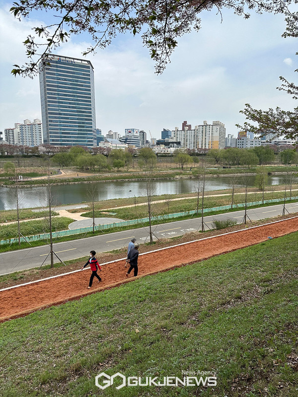 양천구, 재정비된 맨발황톳길 구간 전경 [사진제공=양천구청]