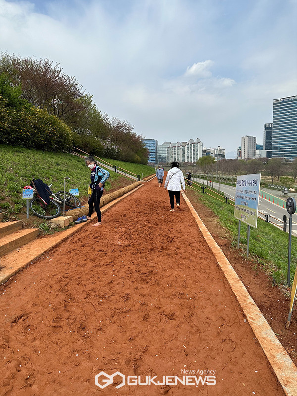 양천구, 재정비된 맨발황톳길 구간 전경 [사진제공=양천구청]