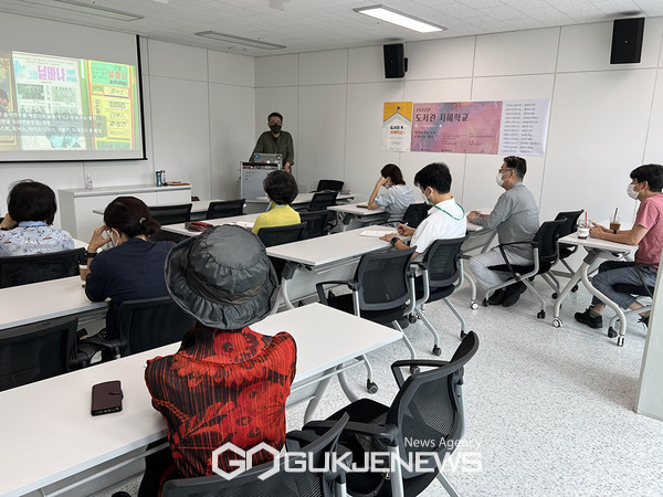 동작구 까망돌·사당솔밭도서관이 문체부에서 주최한 ‘2023년 도서관 지혜학교’ 공모사업에 선정됐다. 사진은 지난해 까망돌도서관에서 진행한 ‘도서관 지혜학교’ 현장 모습. [사진제공=동작구청]