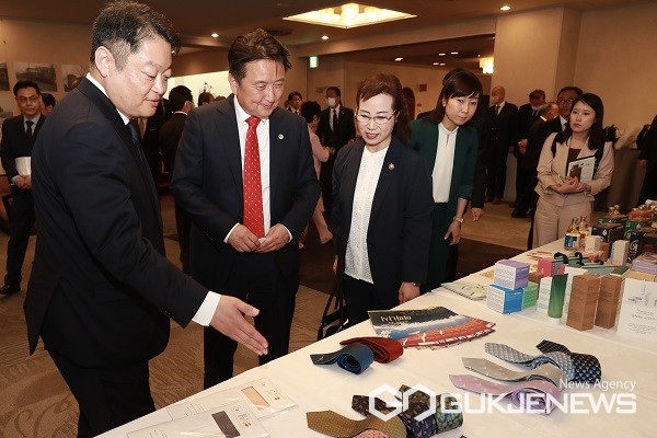 김영환 지사가 특산품을 살펴보고 있다.(제공=충북도청)