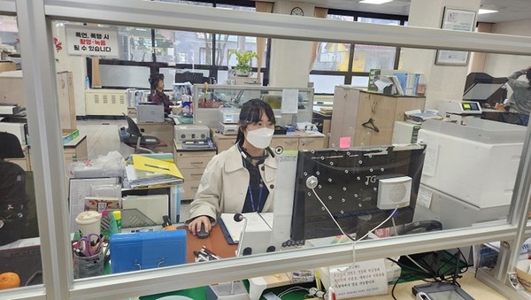 서귀포시가 민원처리법 개정을 통해 안정장비 설치 및 휴대용 보호장비 도입해 민원을 담당하는 직원들의 안전한 근무환경 조성을 위해 종합민원실 민원창구 가림막을 강화유리로 교체하고, , 휴대용 영상 촬영 장비(웨어러블 캠)와 녹음 기능이 있는 공무원증 케이스형 녹음기를 도입했다.[사진=서귀포시청]