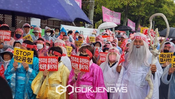 제2공항 반대 온평리 비상대책위원회은 24일 오전 10시 30분 제주도청 앞에서 대규모 집회를 열고, "국토부와 중심 없는 제주도정의 처사는 우리 온평리민에게 분노와 고통만을 가중시키고 있다"고 성토했다.[사진=문서현 기자]