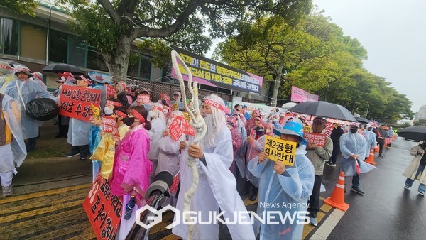 제2공항 반대 온평리 비상대책위원회은 24일 오전 10시 30분 제주도청 앞에서 대규모 집회를 열고, "국토부와 중심 없는 제주도정의 처사는 우리 온평리민에게 분노와 고통만을 가중시키고 있다"고 성토했다.[사진=문서현 기자]