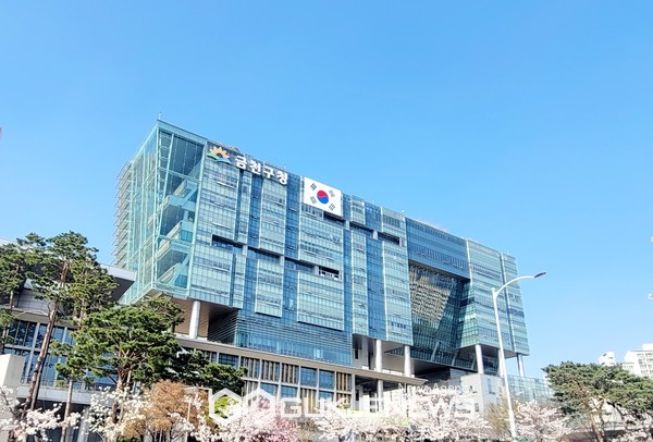 벚꽃 만개한 금천구청 청사 전경. 사진=강도영 기자