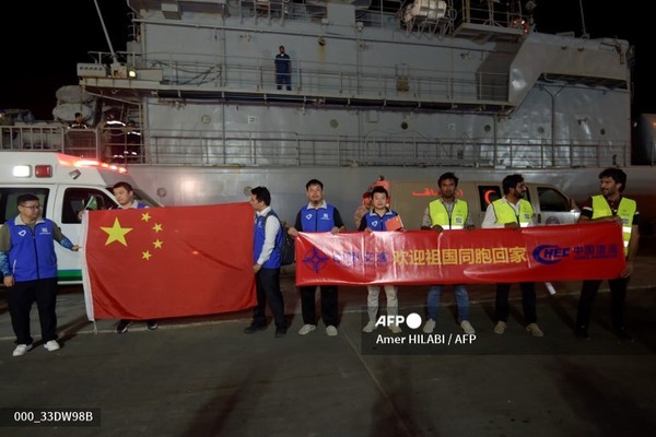 수단에서 철수한 중국인들이 2023년 4월 26일 사우디아라비아 제다에 있는 킹 파이살 해군 기지에 도착하자마자 대형 중국 국기와 현수막을 내걸고 있다. 사진제공/AFP통신