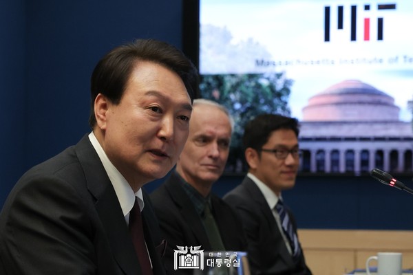 4월 28일 윤석열 대통령은 美 매사추세츠 공과대학(MIT)을 방문하여 'MIT 디지털바이오 석학과의 대화' 시간을 가졌다.(사진/대통령실)