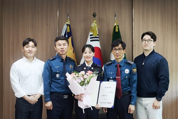 왼쪽부터 경장 최경석. 경감 김종화. 승진 임용자 경장 소지현. 김종신 익산경찰서장. 경사 장지원(사진=익산경찰서 제공)