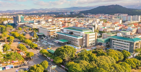 제주도가 투자이민제도의 본래 취지를 되살리고 특히 중국과의 교류협력 차원에서 제도 운영을 도모하며 고부가가치 관광·휴양 목적 체류를 늘리기 위해 투자이민제 투자금액을 10억원으로 상향하고 향후 3년간 운영을 연장한다.[사진=제주도청 전경]