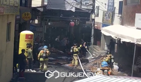 지난달 22일 제주동문시장 내에 원인을 알 수 없는 화재가 발생해, 상인들이 비상소화기를 이용해 초기 화재 진압에 큰 역할을 해냈다.[사진=제주소방서]