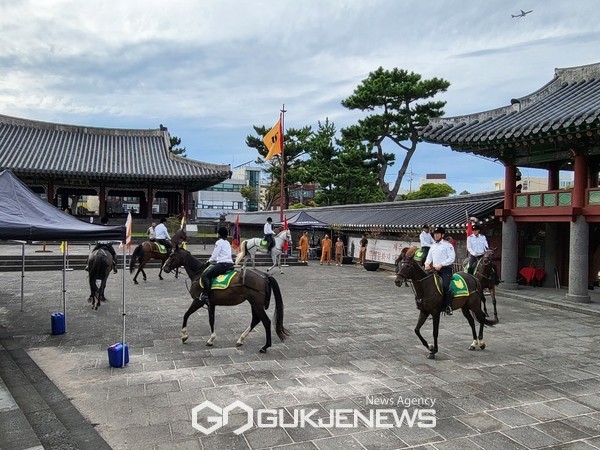 제주자치경찰 기마대는 오는 6일 오후 5시 30분 제주목 관아 수문장 교대의식과 연계한 기마 퍼레이드를 펼친다.[사진=제주자치경찰단]