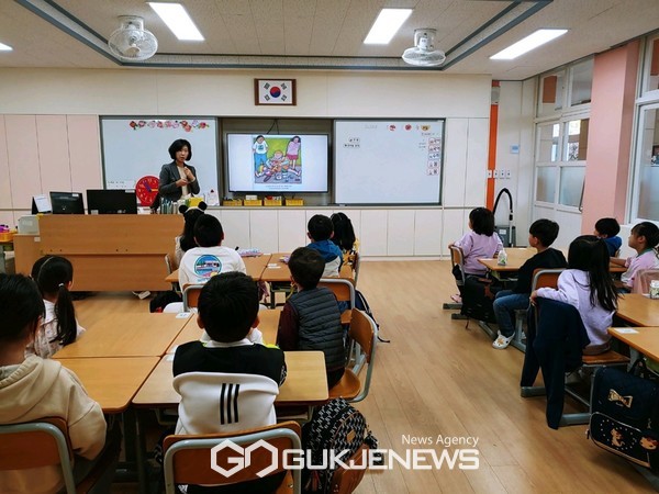 서귀포도서관은 지난 1일 효돈초등학교 모든 학생을 대상으로 하는  ‘2023년 슬기로운 독서생활’을 개강했다.[사진=서귀포도서관]