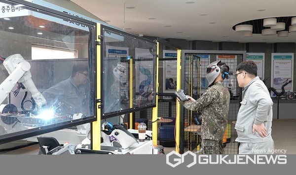 한국폴리텍대학 충주캠퍼스, 공군 19전투비행단 병사 대상 교육 프로그램 진행 모습(사진=충주캠퍼스)
