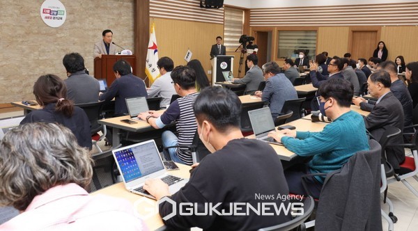 ▲임태희 교육감 긴급 기자회견(사진제공=경기도 교육청)