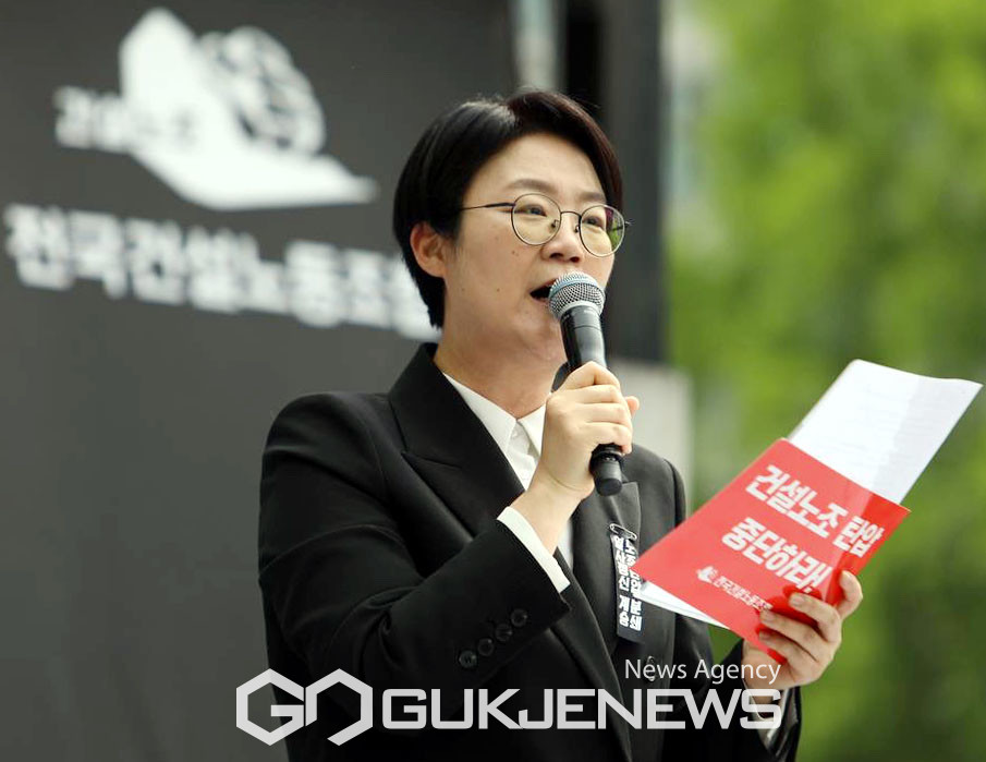 (서울=국제뉴스) 진보당 윤희숙 상임대표가 4일 오후 용산 대통령 집무실 앞에서 건설노조 탄압 분쇄! 강압수사 책임자 처벌! 윤석열 정권 퇴진! 전국건설노동조합 총파업·총력투쟁 선포 결의대회에서 발언 하고 있다./사진=이용우기자