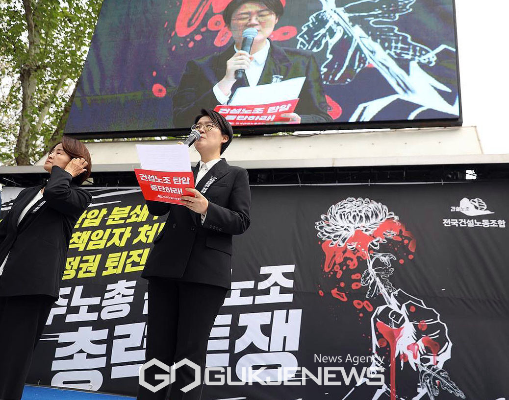 (서울=국제뉴스) 진보당 윤희숙 상임대표가 4일 오후 용산 대통령 집무실 앞에서 건설노조 탄압 분쇄! 강압수사 책임자 처벌! 윤석열 정권 퇴진! 전국건설노동조합 총파업·총력투쟁 선포 결의대회에서 발언 하고 있다./사진=이용우기자