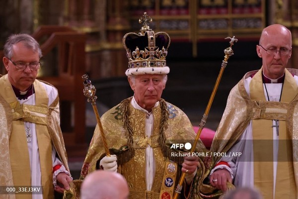  영국의 찰스 3세 국왕이 6일(현지시간) 영국 런던 웨스트민스터 사원에서 왕관을 쓰고 있다. 사진제공/AFP통신