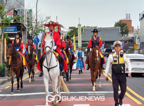 제주자치경찰단 기마대가 올해는 전통 의복인 수문군 복장을 하고 제주목 관아 수문장 교대의식과 연계한 이색적 기마퍼레이드를 진행해 보는 이들로 하여금 현장감과 생동감이 돋보였다는 평가는 받았다.[사진=제주자치경찰단]
