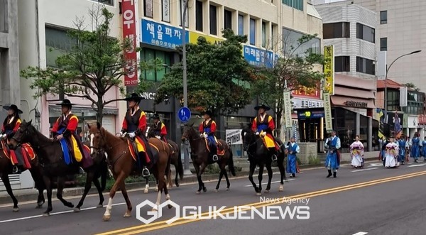 지난 6일 수문 복장을 차려입은 제주자치경찰단 기마대가 제주목 관아 수문장 교대의식과 연계한 이색적 기마퍼레이드를 진행해 관람객들의 눈길을 사로잡았다.[사진=문서현 기자]