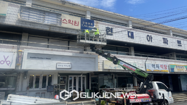 제주시는 장기간 무단 방치된 위험·노후 간판을 무료로 철거하는 '2023 주인 없는 노후간판 무료철거 지원사업' 대상자를  오는 6월 16일까지 모집한다.[사진=제주시]