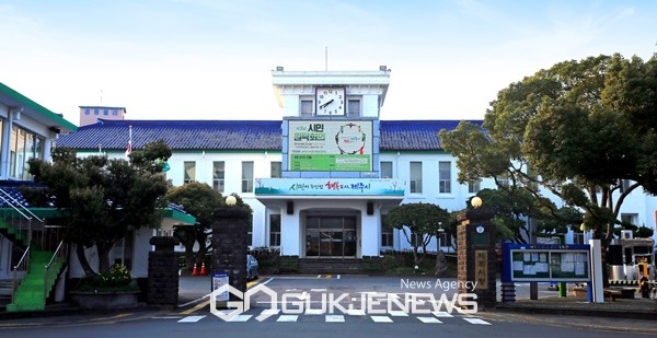 제주시가 시민의 알권리를 위해 운영하고 있는 정보공개청구에 대해 해당하지 않는 비공개 사유를 언급하며 반쪽 짜리 정보공개를 하면서 시민의 알권리를 심각하게 침해하고 있다는 지적이다.[사진=제주시청]