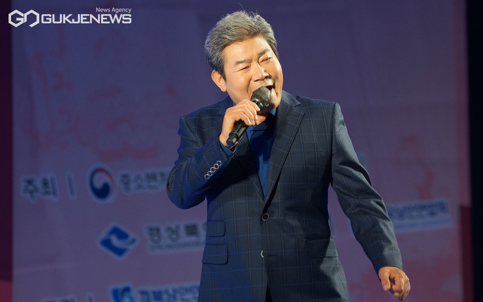 (사진=김진태 기자) 안동역에서를 경산역으로 바꿔부르며 열창하는 가수 진성