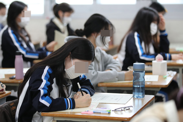 한 고등학교에서 고3수험생이 모의고사 시험문제를 꼼꼼하게 풀고 있다. (국제뉴스DB)