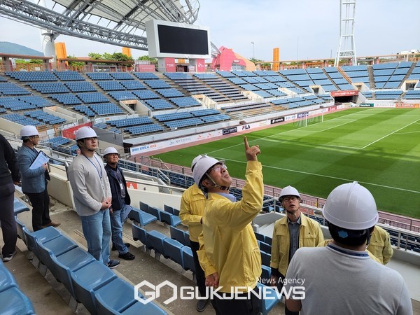 서귀포시은 안전문화를 확산하기 위해 토목·전기·가스·소방·건축분야 등의 민간전문가와 함께 다중이용시설 148개소에 대한 합동점검을 실시하고 있다.[사진=서귀포시청]