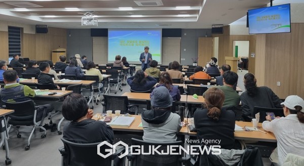 서귀포시(시장 이종우)는 2023년 산업대학 운영 시 황금향 바이러스 예방 강좌를 11일 시작해 7월까지 9개 대학에서 수강생 431명을 대상으로 운영한다.[사진=서귀포시]