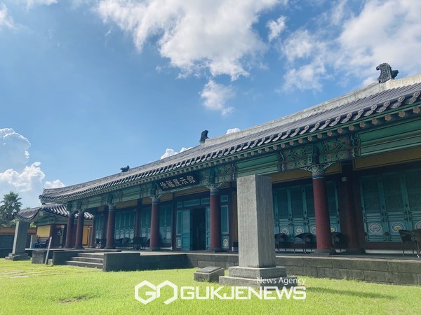 서귀포시는 10일부터 서복전시관의 아름다운 자연경관을 더 많은 도민과 서귀포를 찾는 관광객이 누릴 수 있도록 서복전시관 관람료를 면제하고 무료 개방한다.[사진=서귀포시청]