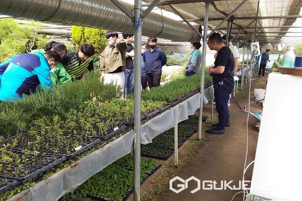 북부출장소 일손이음봉사활동 참여 모습.(제공=충북도청)