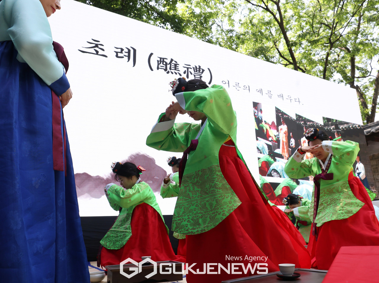 (서울=국제뉴스) 성년의날을 하루 앞둔 14일 오후 덕수궁돌담길에서 열린 제51회 성년의날 기념행사에서 전통성년례가 진행되고 있다./사진=이용우기자