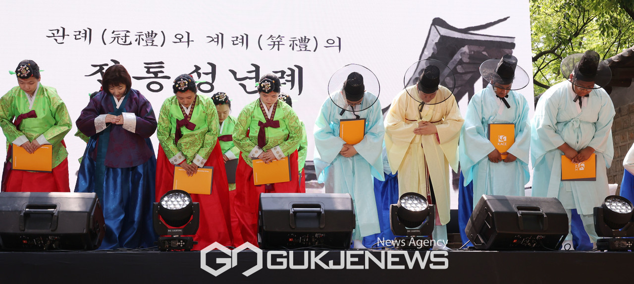 (서울=국제뉴스) 성년의날을 하루 앞둔 14일 오후 덕수궁돌담길에서 열린 제51회 성년의날 기념행사에서 전통성년례가 진행되고 있다./사진=이용우기자