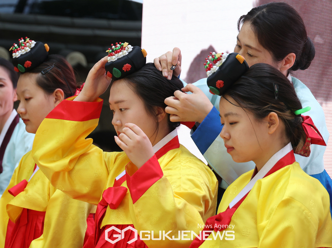 (서울=국제뉴스) 성년의날을 하루 앞둔 14일 오후 덕수궁돌담길에서 열린 제51회 성년의날 기념행사에서 전통성년례가 진행되고 있다./사진=이용우기자