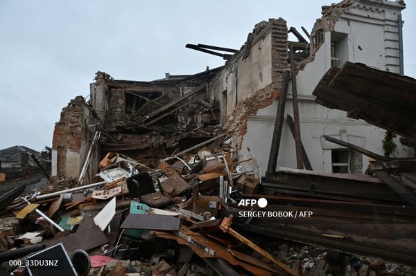 25일(현지시간) 우크라이나 동부 하르키우 주 쿠피안스크 지역에 있는 역사박물관이 러시아의 공격으로 파괴돼 있다. 사진제공/AFP통신