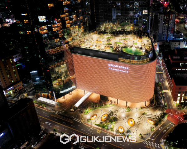 증권업계는 롯데관광개발에 대해 대해 중국 노선이 증편된 2분기 이후 실적을 기대해 볼만하다는 의견을 제시하며 투자의견 매수, 목표주가 2만원을 모두 유지했다.[사진=롯데관광개발]