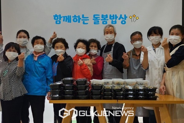 서귀포시가 추진하고 있는 함께하는 돌봄밥상 사업이 어르신들에게 큰 호응을 얻고 있어 올해는 통합돌봄지원센터에서도 공유주방을 조성해 확대 운영할 방침이다.[사진=서귀포시청]