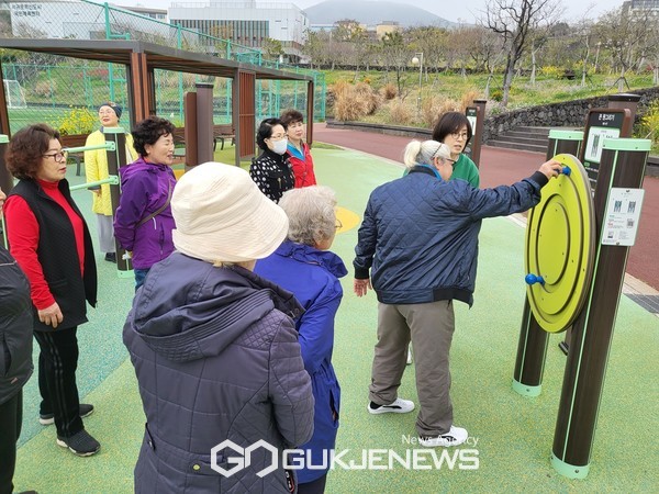 서귀포시가 어르신 건강 놀이터 놀팟의 활성화를 위해 노인일자리 사회서비스형 일자리를 활용한 놀팟 활동가를 배치해 정확한 운동방법을 알려주면서 큰 호응을 끌어내고 있다.[사진=서귀포시청]