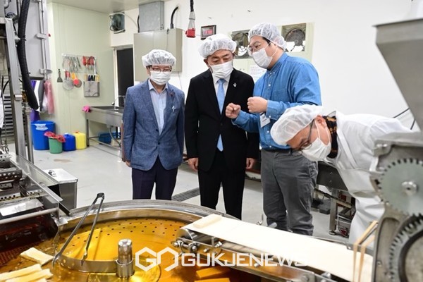 이종우 서귀포시장이 성장 가능성이 높은 향토기업을 발굴하고 지원하기 위해 스타트업베이 글로벌센터에 입주한 기업을 방문해 애로사항을 청취했다.[사진=서귀포시청]