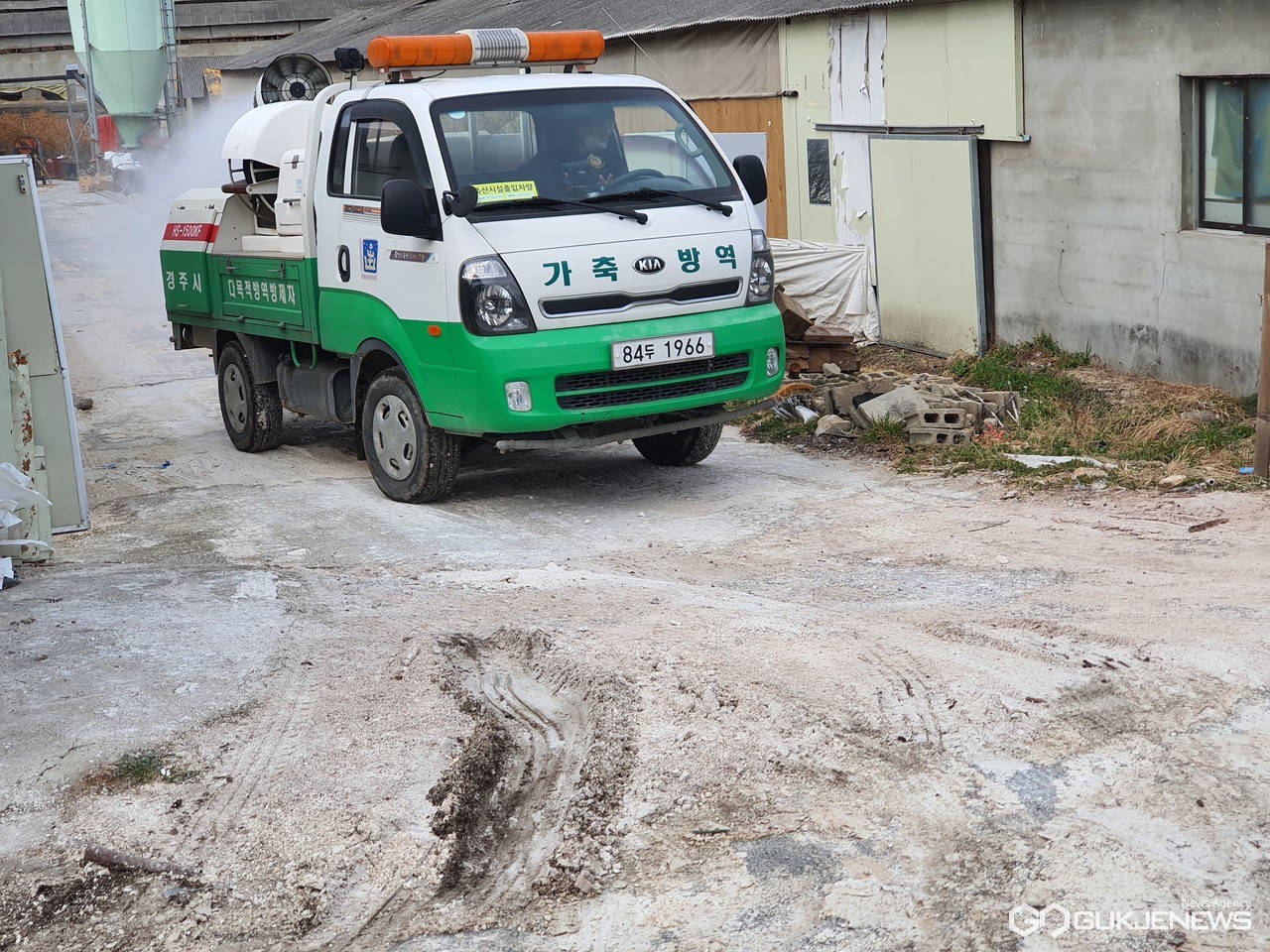 (제공=경주시) 천북면 신당리 축산농장을 소독하고 있는 가축방역소독차량