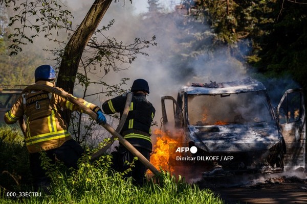 (자료사진) 2023년 5월 3일 우크라이나 코스티안티니프카 거리에서 러시아군의 후 우크라이나 소방관들이 불타는 차량을 끄고 있다. 사진제공/AFP통신