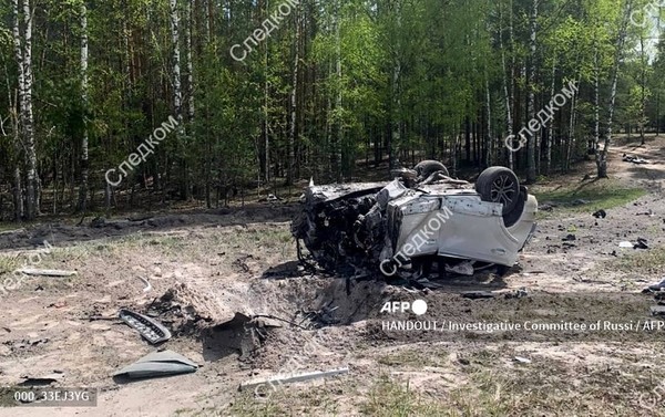 러시아 조사위원회가 2023년 5월 6일 공개한 이 사진으로 러시아 니즈니노브고로드 지역에서 폭발한 러시아 작가 자하르 프릴레핀의 차량의 모습이 담겨있다. 사진제공/AFP통신