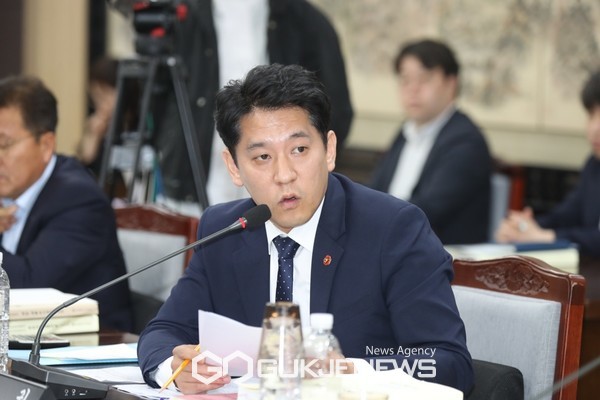 제주도의회 한권 의원이 도지사의 공약사업과 관련 도지사의 공약사업의 확정시기 및 실천계획 수립과 관리방안 등을 마련하는 제주특별자치도 공약실천 관리 조례안'이 지난 19일 제416회 임시회 제2차 본회의서 의결됐다.[사진=제주도의회]