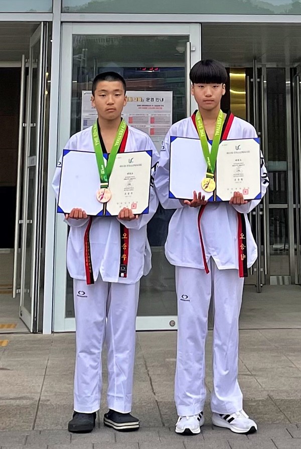 22일 태권도 사전경기에서 오승우 선수(사진 왼쪽)가 동메달을 획득했다. 이에 앞서 21일에는 오승우 선수의 쌍둥이 형제인 오승철 선수(사진 오른쪽)가 금메달을 획득했다.[사진=제주도체육회]