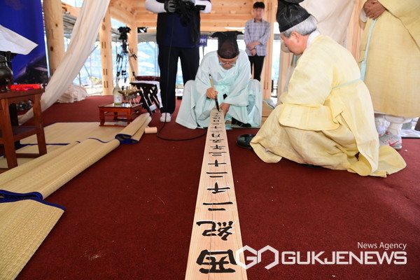 (사진제공=진주시)대한민국 서예대전 심사위원장을 지낸 서예가 정문장 씨가 상량문을 써내려가고 있다