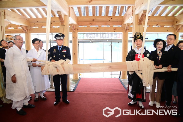 (사진제공=진주시)조규일 시장(오른쪽)이 중영 복원 상량식에서 참석자들과 함께 포즈를 취하고 있다